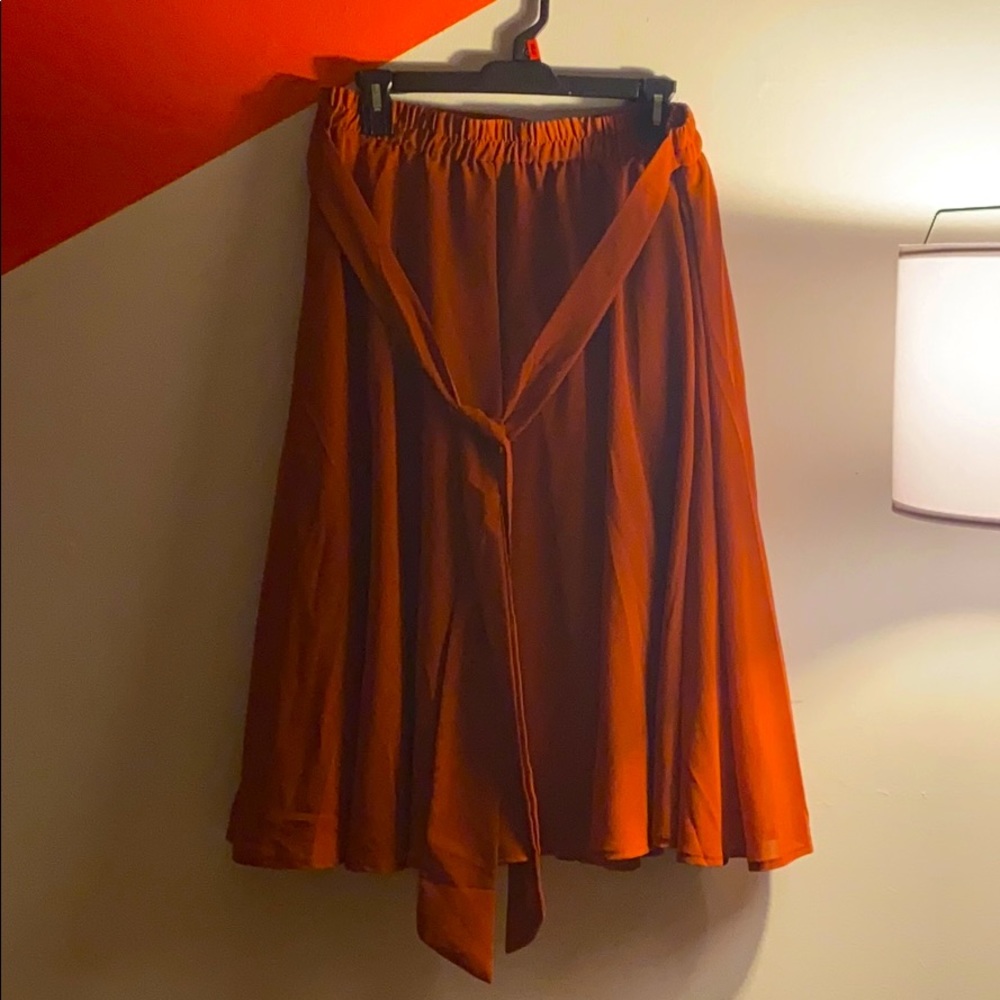 Knee length elastic flowy maroon skirt